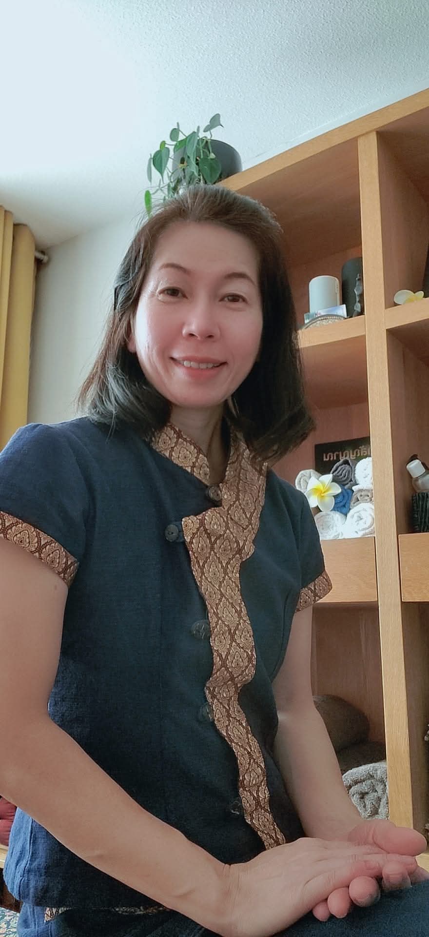 Nana, massagetherapeut van Sabaai Thai Massage, in haar salon in Zoetermeer